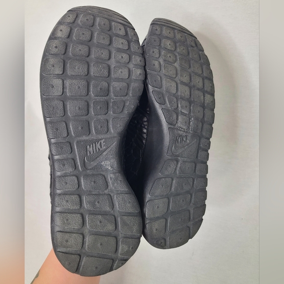 Nike Roshe One DMB (Black) women's SZ 6.5 Shoes #807460-001 Blacked out Rock - Picture 5 of 6